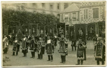 Divers. [Défilé de charitons].