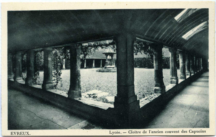 Evreux-Ville. Lycée - Cloître de l'ancien couvent des Capucins.