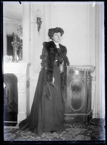 Portrait d'une femme posant dans une habitation bourgeoise.