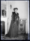 Portrait d'une femme posant dans une habitation bourgeoise.