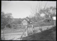 Vue de l'arrière d'une maison et de son potager dans la campagne de Rosay-sur-Lieure (Eure).