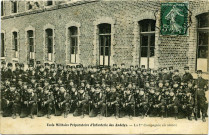 Andelys (Les). Ecole Militaire préparatoire d'Infanterie -La 1ère Compagnie en armes.