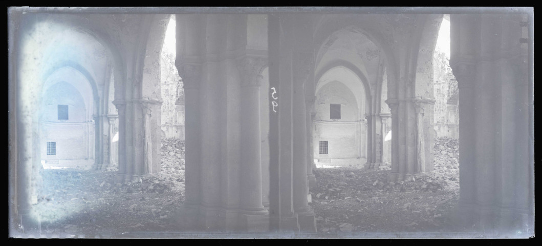Intérieur en ruines d'une mosquée Al-Omari de Gaza (Palestine).