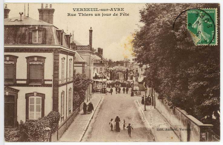 Verneuil-sur-Avre. Rue Thiers un jour de Fête.