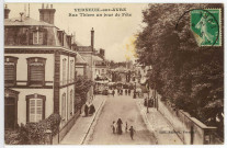 Verneuil-sur-Avre. Rue Thiers un jour de Fête.