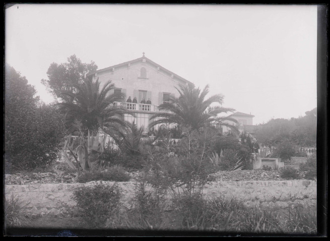 Religieuses devant un bâtiment.