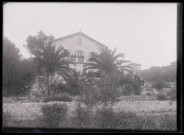 Religieuses devant un bâtiment.
