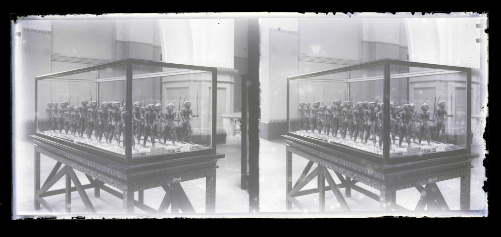 Salle et collections d'un musée égyptien (soldats nubiens).