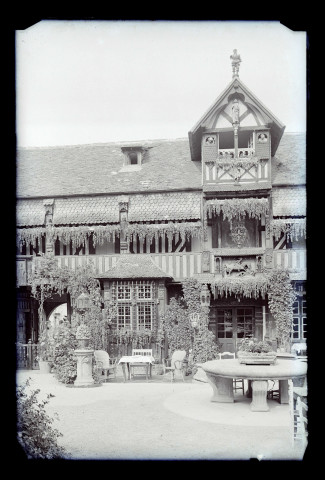 Cour intérieure d'un manoir à pans de bois, probablement un hôtel.