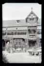 Cour intérieure d'un manoir à pans de bois, probablement un hôtel.