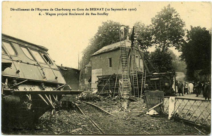 Bernay. Déraillement de l'Express de Cherbourg en Gare de Bernay (10 septembre 1910). - 6. - Wagon projeté Boulevard du Bas-Bouffey.