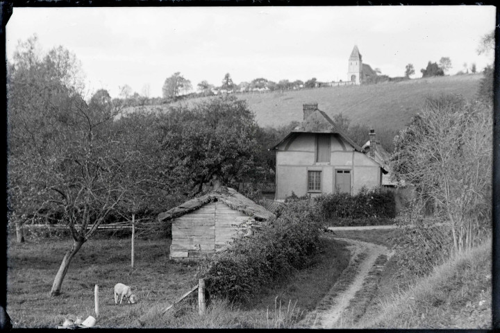 Ferme et vue sur le clocher de Touffreville (Eure).