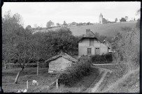 Ferme et vue sur le clocher de Touffreville (Eure).