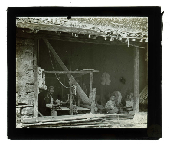 Tisserands au travail dans leur atelier.