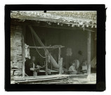 Tisserands au travail dans leur atelier.