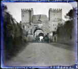 Porte d'entrée fortifiée d'un ville.