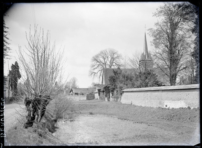 Vue sur l'église de Beauficel-en-Lyons (Eure).