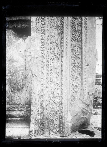 Détail de bas-reliefs des ruines du sanctuaire de Baalbeck (Liban).