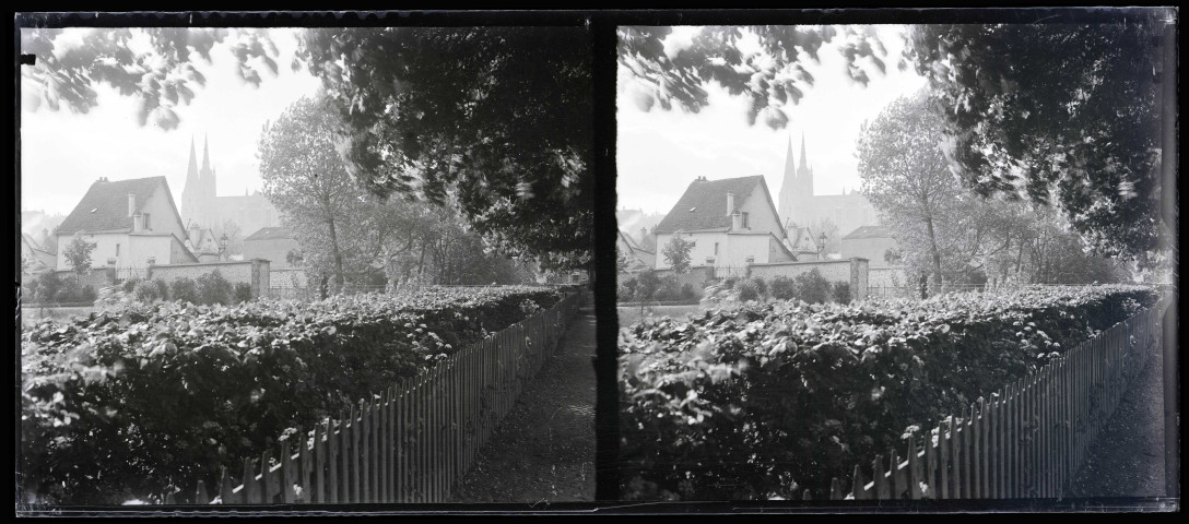 Vue sur les flèches et les tours de la cathédrale de Chartres (Eure-et-Loir).