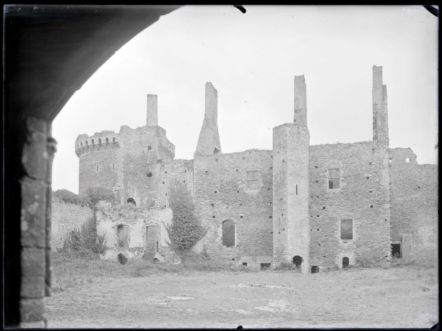 Pignons, tours, murs en pierre et ouvertures du château de Suscinio à Sarzeau (Morbihan).