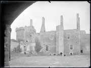 Pignons, tours, murs en pierre et ouvertures du château de Suscinio à Sarzeau (Morbihan).