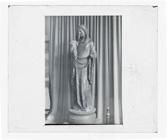 Statue de Vierge à l'enfant en pierre de l'église Notre-Dame de Beauficel-en-Lyons (Eure, France).