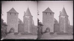 Entrée par la tour de la Haye Saint-Hilaire, la tour De Guémadeuc à droite et les tours de Coëtlogon et de Coigny dans le fond du château de Fougères (Ille-et-Vilaine).