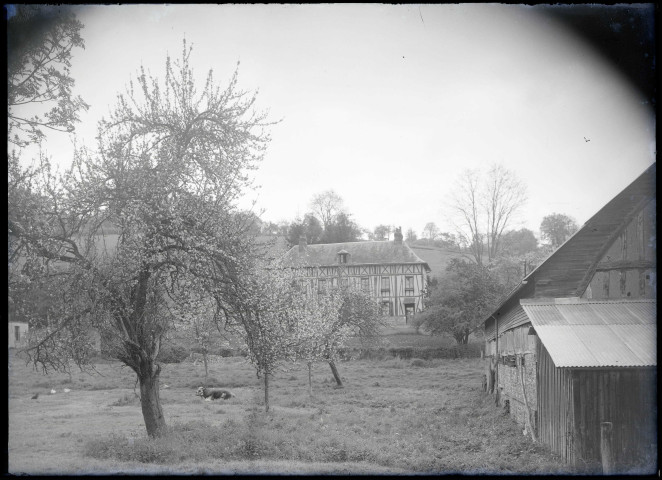 Vue sur le prieuré de Rosay-sur-Lieure (Eure).