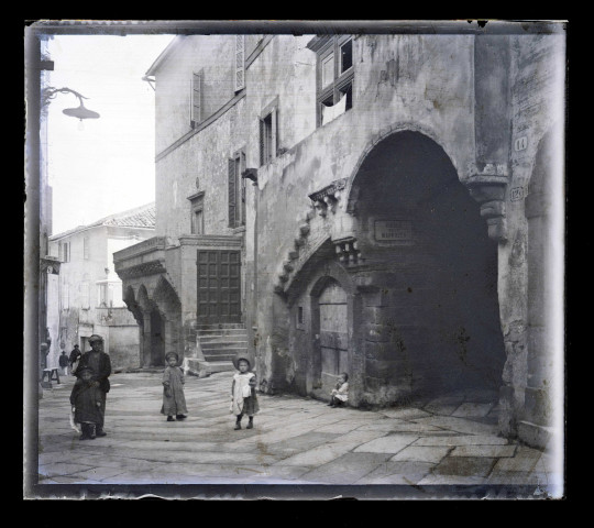Enfants dans une ruelle d'un village de Sicile (Italie).