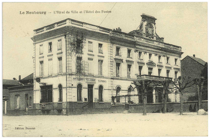 Neubourg (Le). L'Hôtel de Ville et l'Hôtel des Postes.