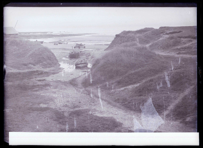 Bateaux de pêche à marée basse sur une plage aux environs de Boulogne-sur-Mer (Pas-de-Calais).