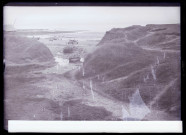 Bateaux de pêche à marée basse sur une plage aux environs de Boulogne-sur-Mer (Pas-de-Calais).