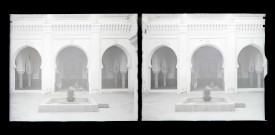 Cour intérieure à arcades et fontaine d'une habitation traditionnelle algérienne.