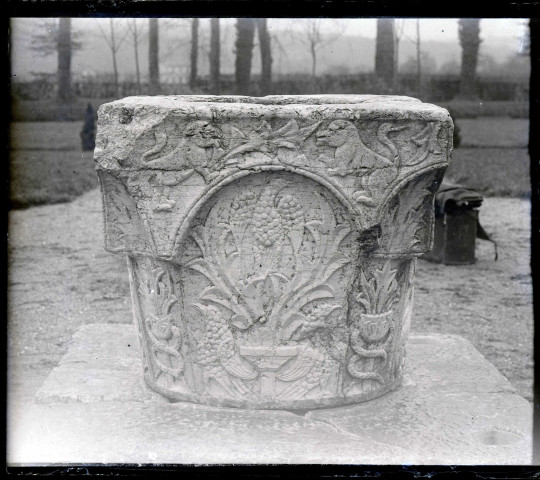 Fragment de colonne (chapiteau) avec animaux et feuillage sculpté. Idem 1376.
