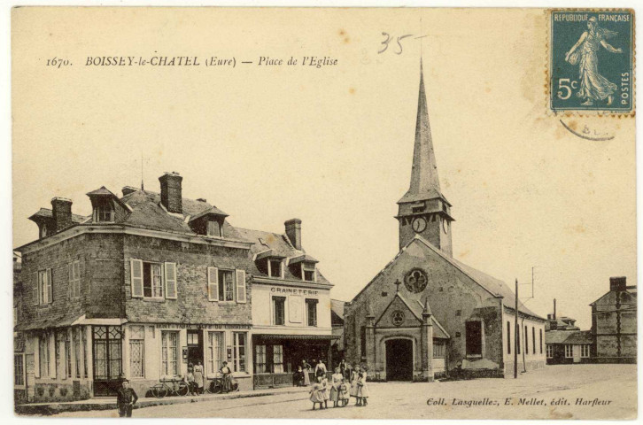 Boissey-le-Châtel. Place de l'Eglise.