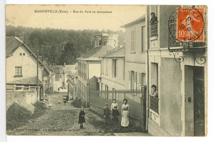 Mainneville. Rue du Pavé en descendant.
