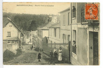 Mainneville. Rue du Pavé en descendant.