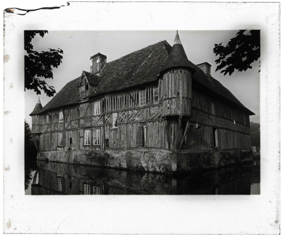 Manoir de Coupesarte (Calvados) en angle avec échauguettes.