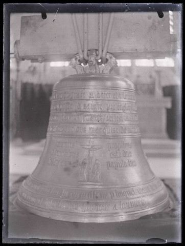 Cloche (probablement de la collégiale Saint-Louis de La Saussaye (Eure)).