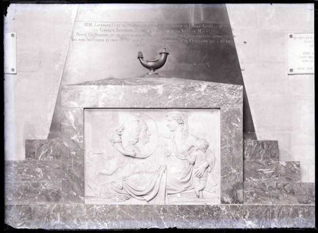 La Charité recevant le médaillon du Pasteur, œuvre de Déjoux de l'église de Magny-en-Vexin (Val-d'Oise)