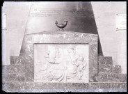 La Charité recevant le médaillon du Pasteur, œuvre de Déjoux de l'église de Magny-en-Vexin (Val-d'Oise)