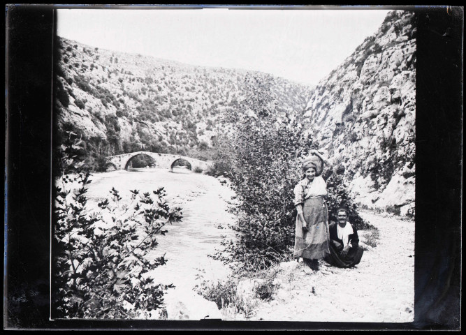 Porteurs d'eau près du fleuve Nahr-El-Kalb (Liban).