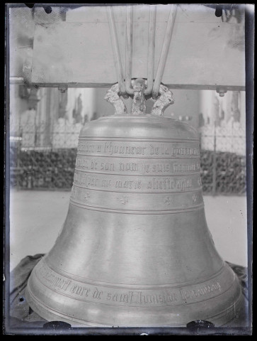 Cloche (probablement de la collégiale Saint-Louis de La Saussaye (Eure)).