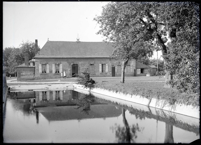 Maison normande et étang.