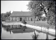 Maison normande et étang.
