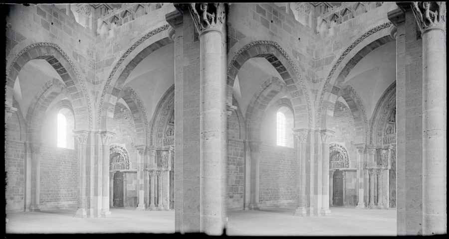 Piliers et chapiteaux sculptés de l'église de la Madeleine de Vézelay (Yonne).
