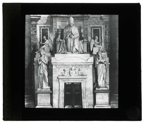 Monument de Pie VII à Rome (Italie).