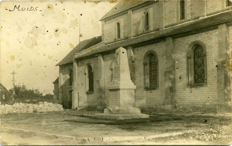 Muids. Le Monument aux Morts pour la France.