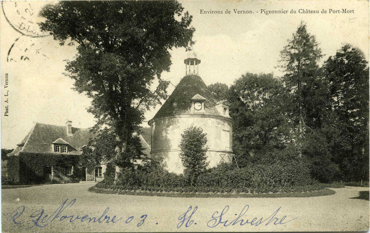 Port-Mort. Pigeonnier du Château de Port-Mort.