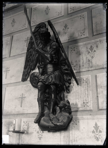 Groupe sculpté de Saint-Michel terrassant le dragon de l'église de Saint-Pierre-des-Ifs (Eure).